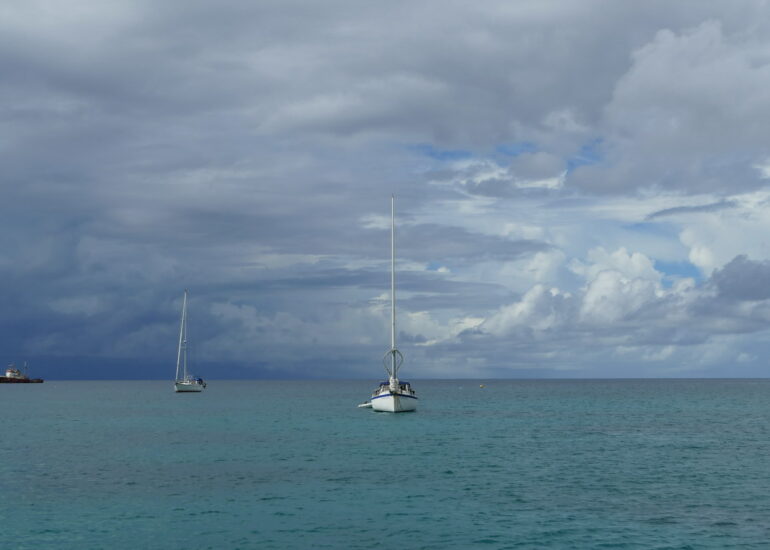 33. Un de ces ciels propres aux Antilles