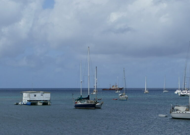 34. Au milieu de la baie l'atelier flottant de Dominique, le soudeur