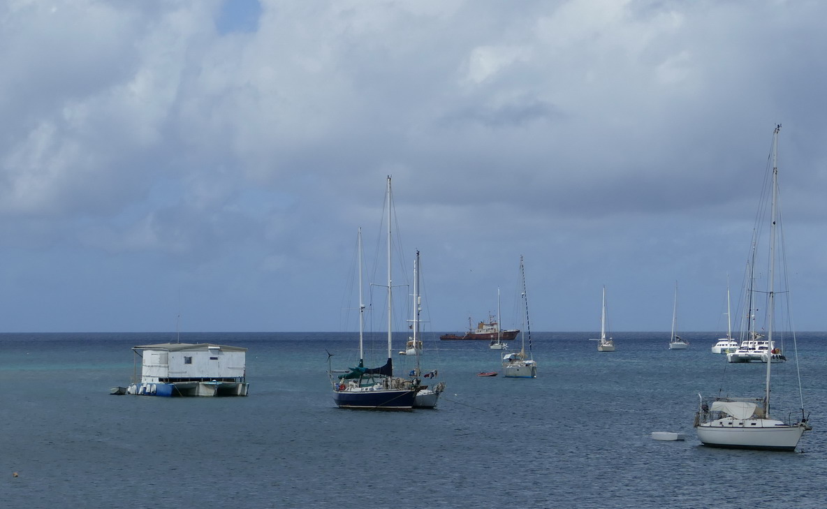 34. Au milieu de la baie l'atelier flottant de Dominique, le soudeur