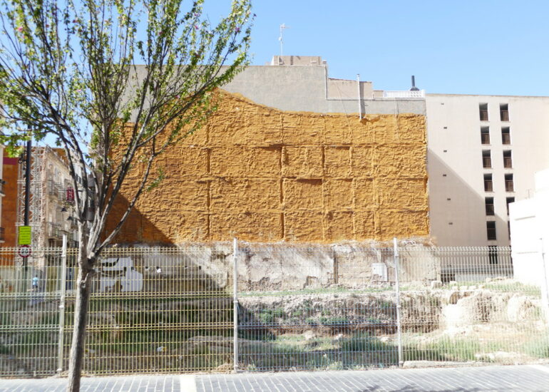 34. Carthagène, un de ces nombreux murs protégés des intempéries après démolition