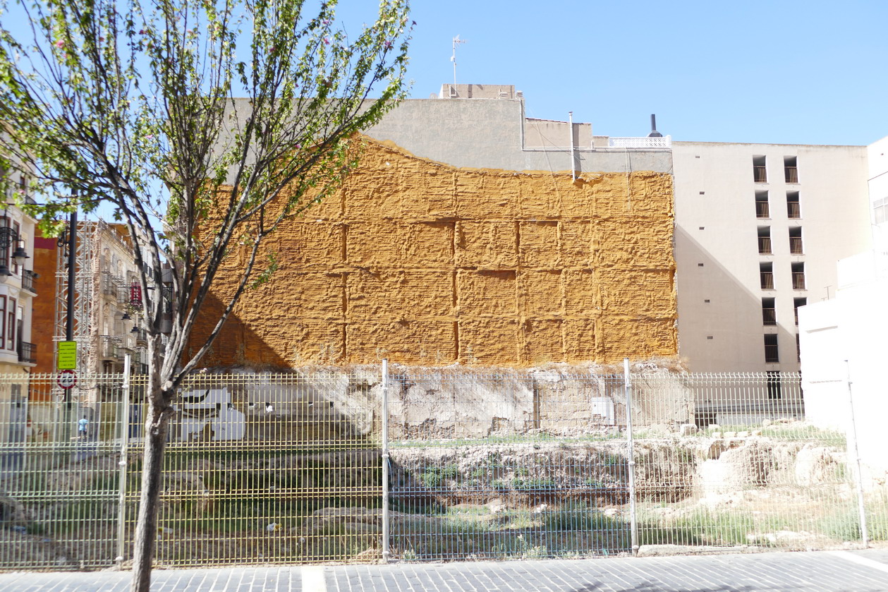 34. Carthagène, un de ces nombreux murs protégés des intempéries après démolition