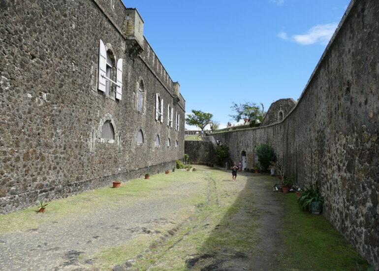 34. L'archipel des Saintes ; le fort Napoléon