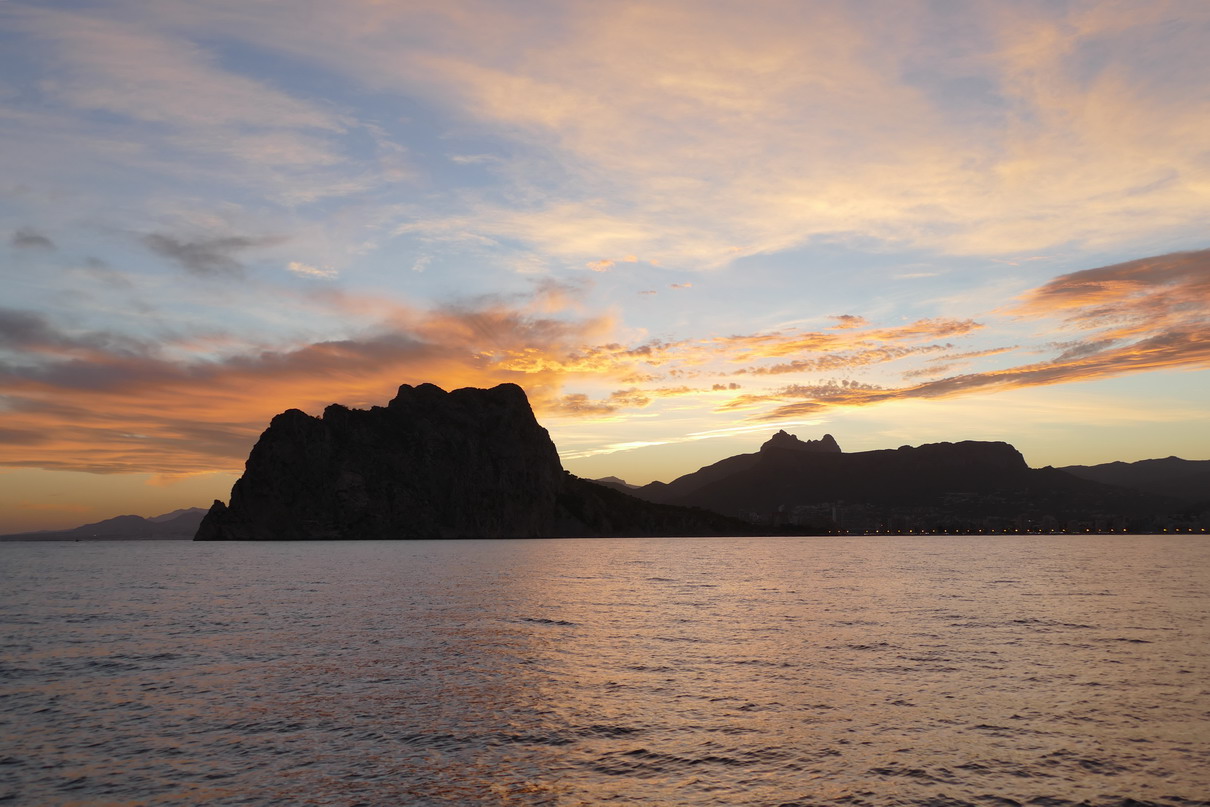 34. Le Penon d'Ifach, à proximité de Calpe,s'aperçoit de très loin