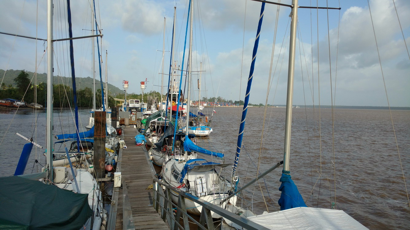 34. Mindelo bord à bord avec le bateau des Phares et balises