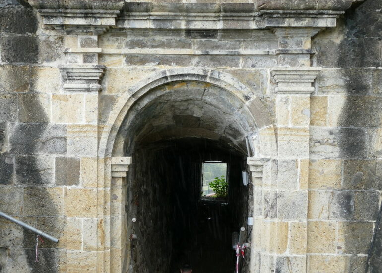 35. Fort-de-France ; le fort Saint-Louis, la porte St Louis