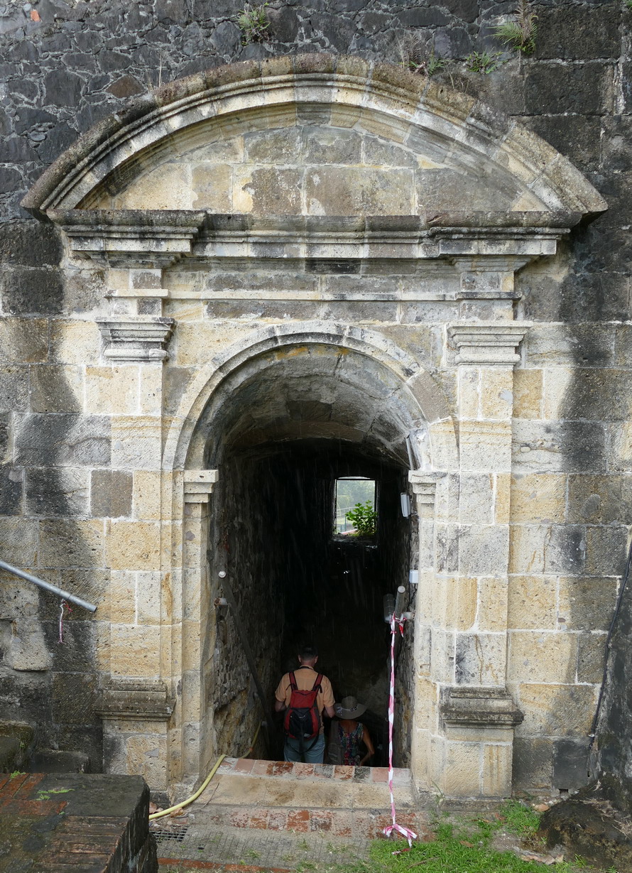 35. Fort-de-France ; le fort Saint-Louis, la porte St Louis