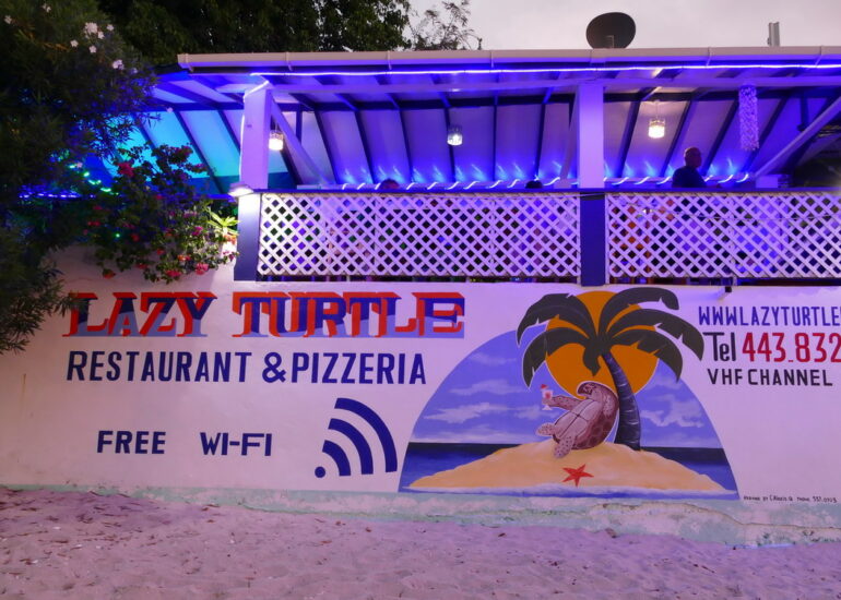 35. Le restaurant Lazy Turtle ("Tortue paresseuse") sur la plage