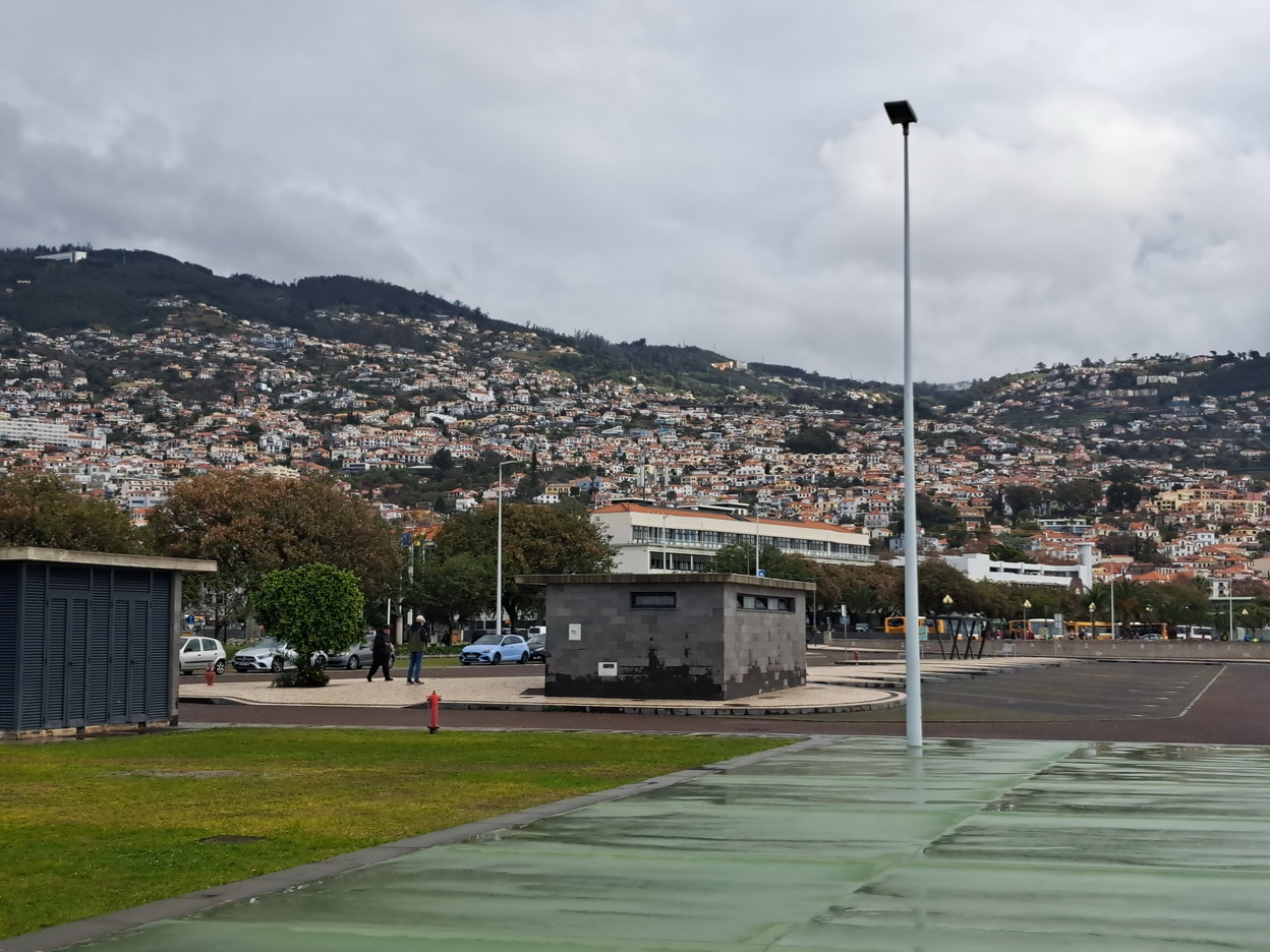 35. Madère, Funchal aux côteaux construits