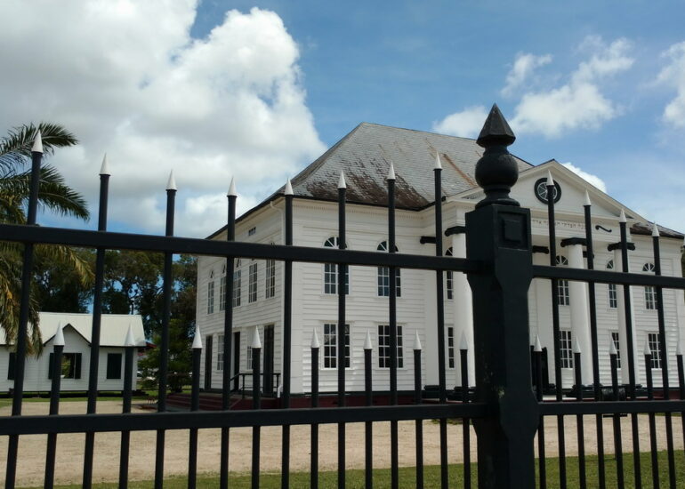 36. Et juste à côté de la mosquée, la grande Synagogue