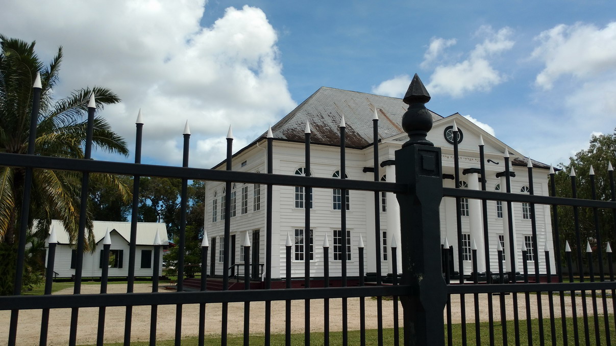 36. Et juste à côté de la mosquée, la grande Synagogue