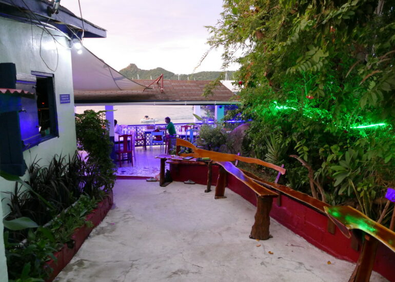 36. Au restaurant Lazy Turtle sur la plage
