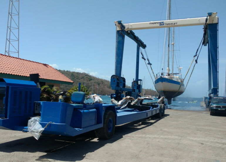 36. Le travellift va transmettre le bébé au gros chariot à moteur