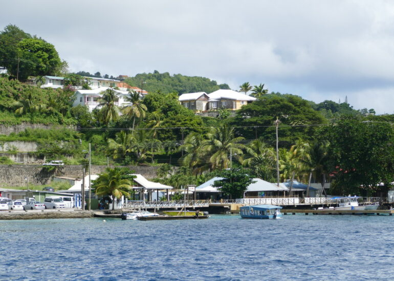 36. St Vincent, Villa beach, avec le petit bac qui assure les traversées vers l'île