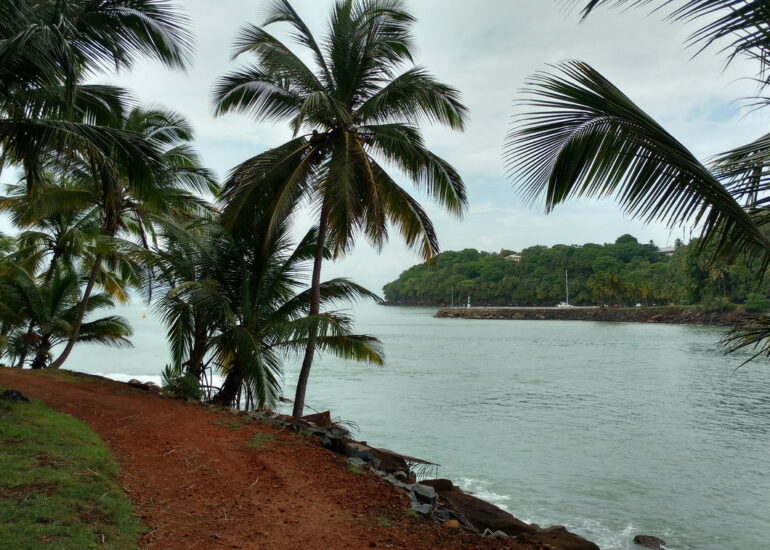 36. Île St Joseph, vue sur l'île Royale