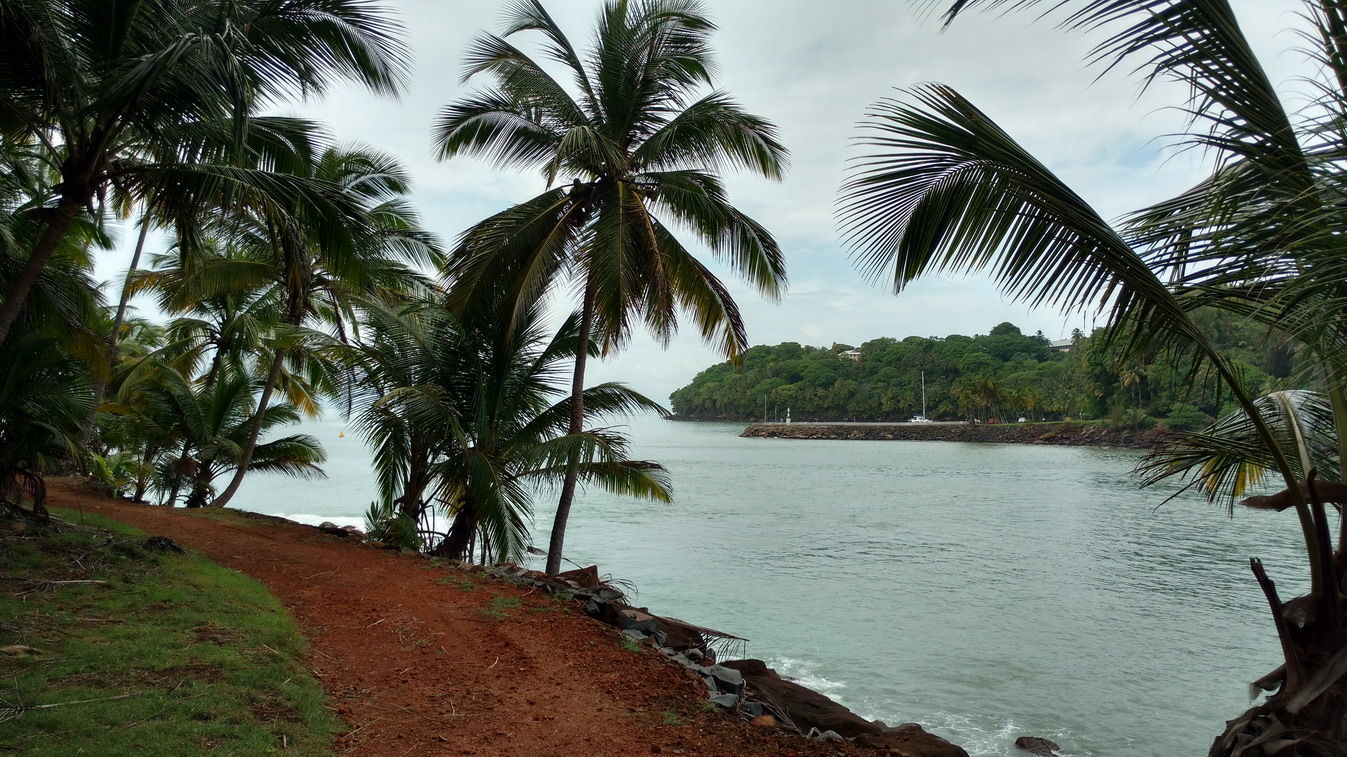 36. Île St Joseph, vue sur l'île Royale