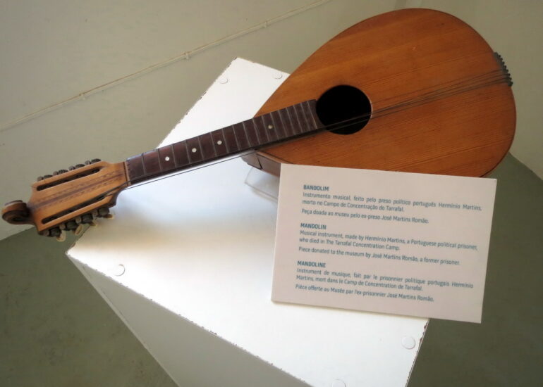 37. Chao Bom, mandoline fabriquée par un détenu mort dans le camp