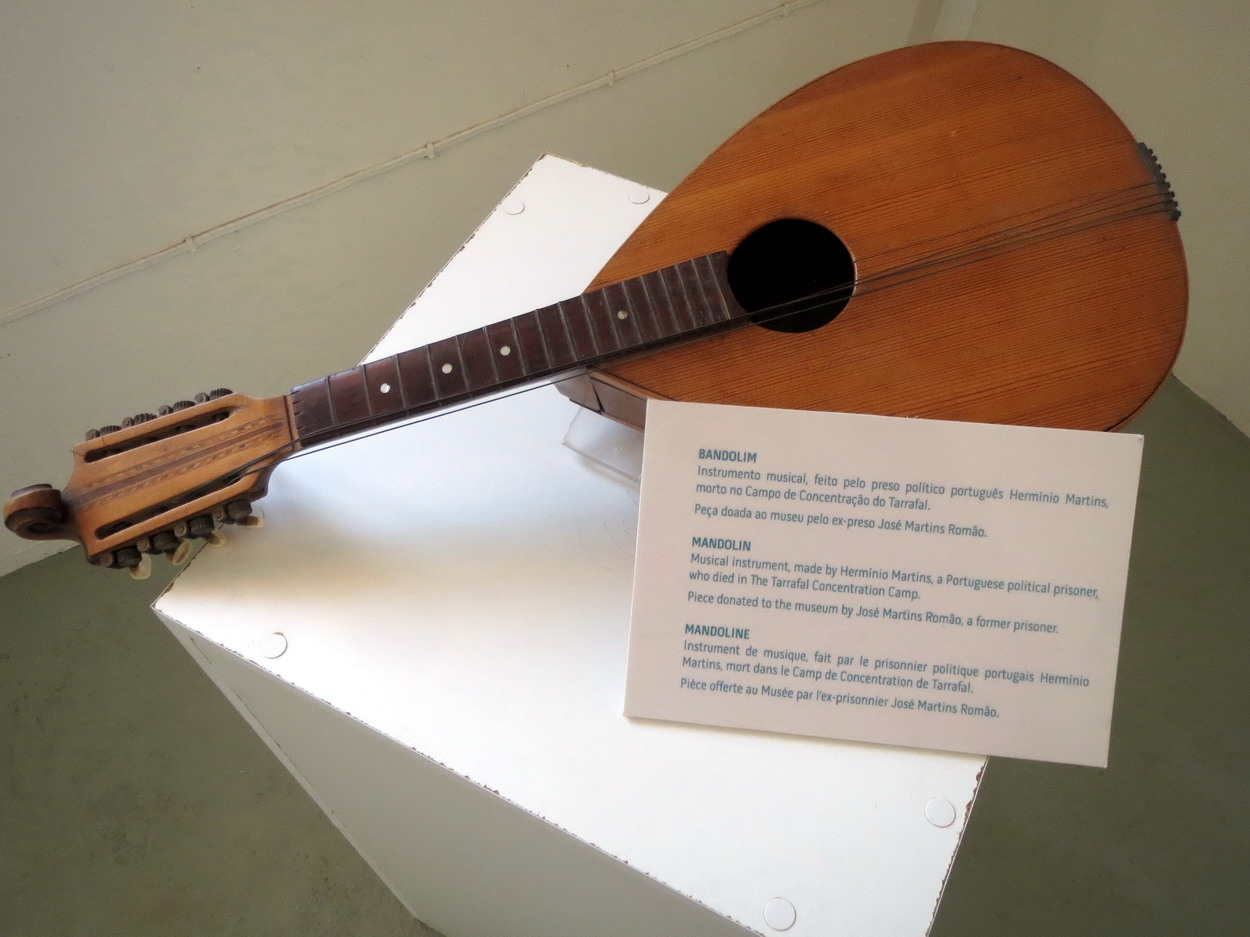 37. Chao Bom, mandoline fabriquée par un détenu mort dans le camp