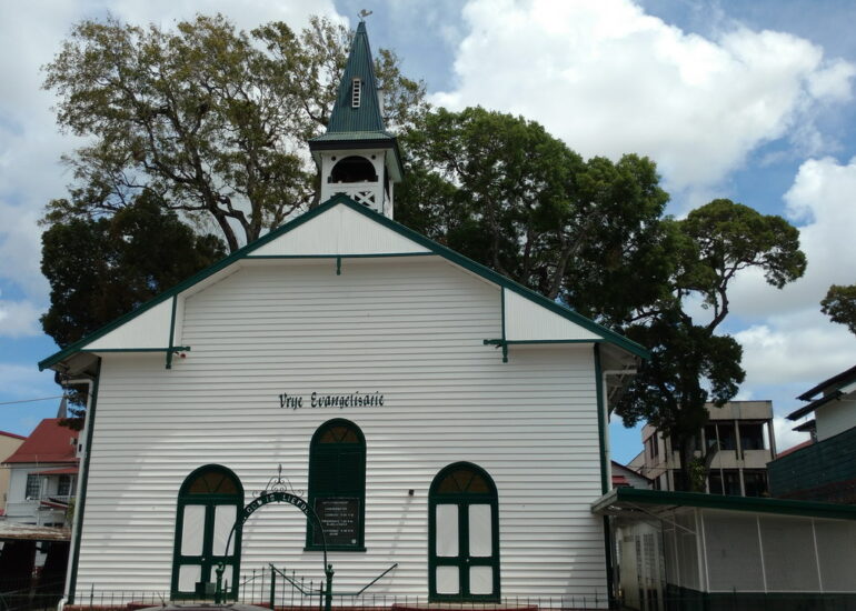 37. Et, un peu plus loin, une petite église luthérienne