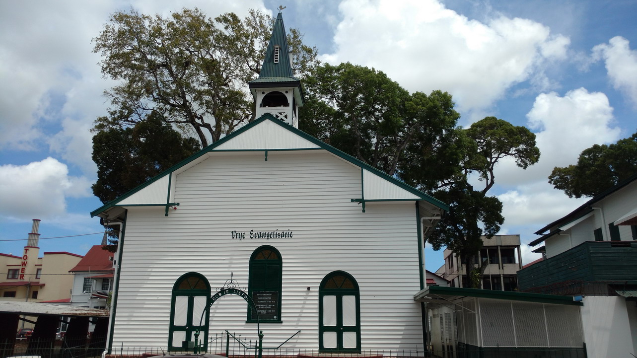 37. Et, un peu plus loin, une petite église luthérienne