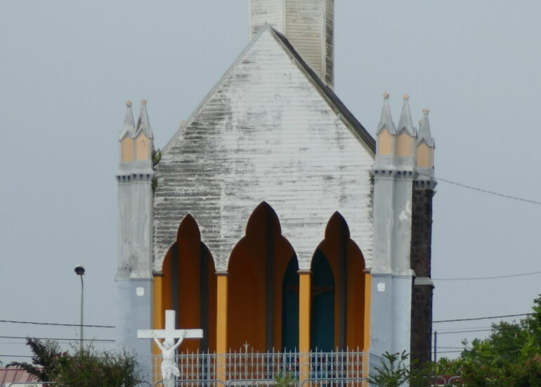 37. Fort-de-France, une petite église sur la colline