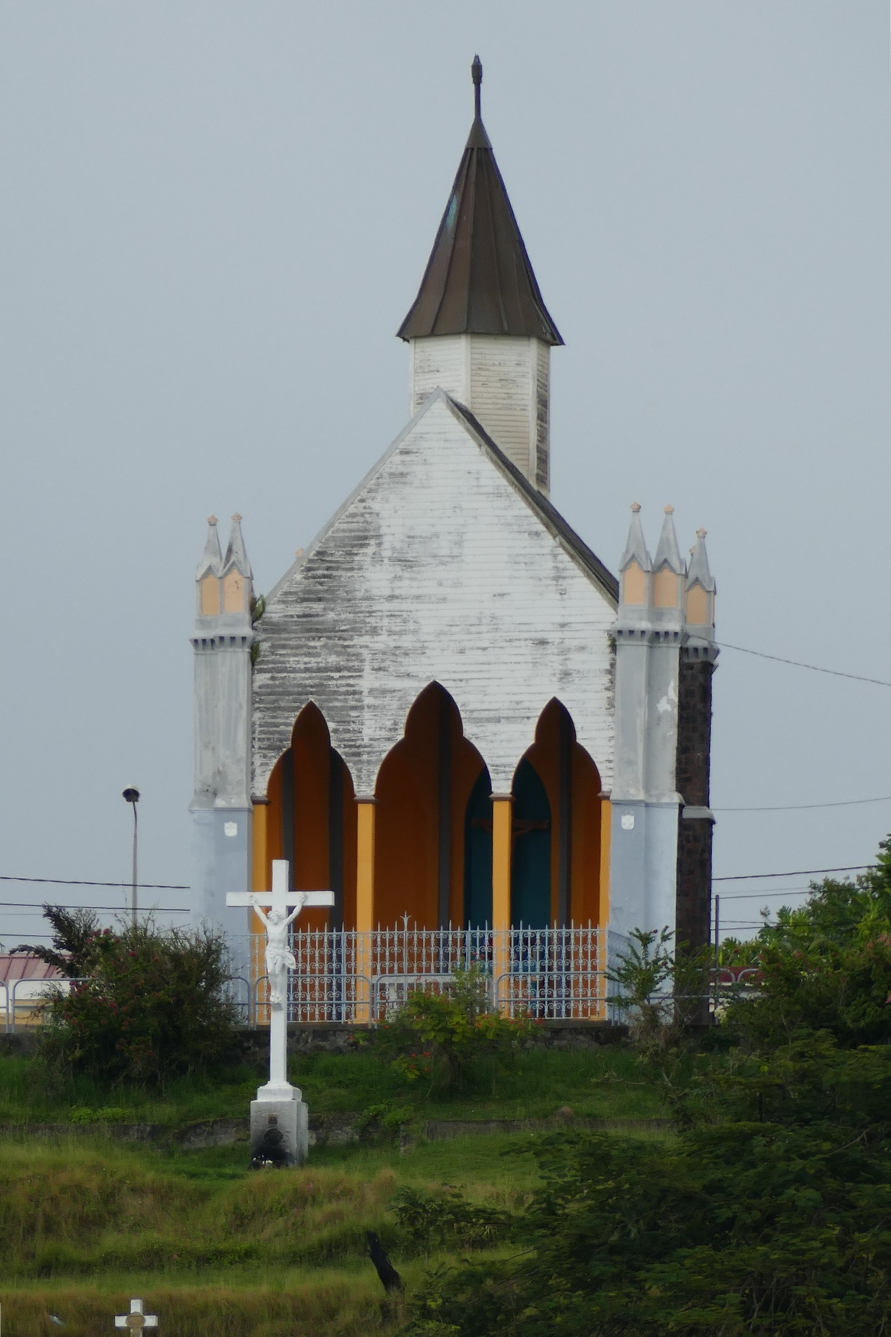 37. Fort-de-France, une petite église sur la colline