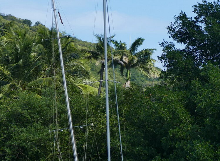 37. La Martinique, le Marin ; une coque est déjà sous l'eau