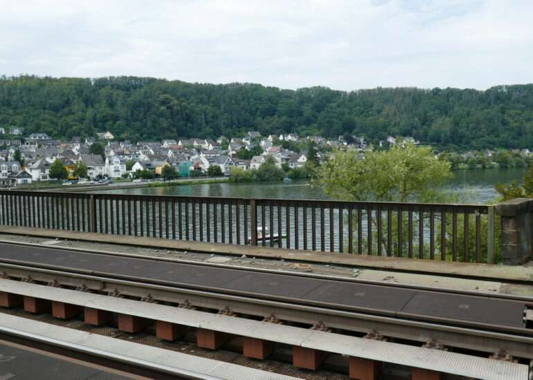 34. La vallée de la Moselle avant le confluent (Güls)