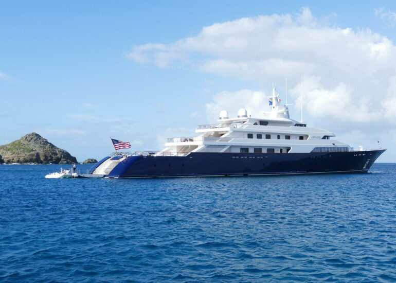 37. St Barth, l'anse du Colombier, Limitless, un yacht de 96 m juste à côté de nous