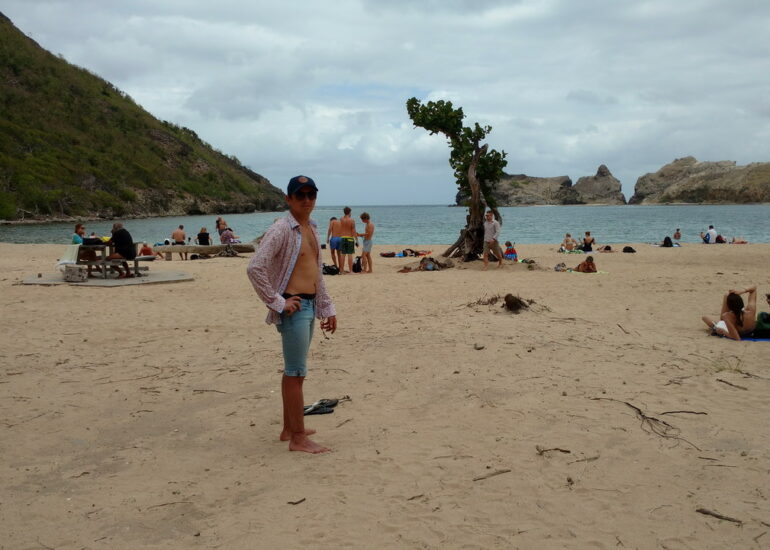 38. L'archipel des Saintes ; la plage de Pompierre