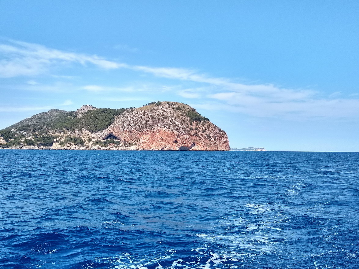 38. Le cap Ferrutx au NE de l'île ; au loin, le cap Formentor