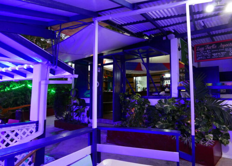 38. Au restaurant Lazy Turtle sur la plage