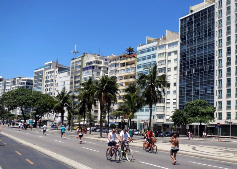 38. Plage de Copacabana, les avenues ont été libérées des voitures