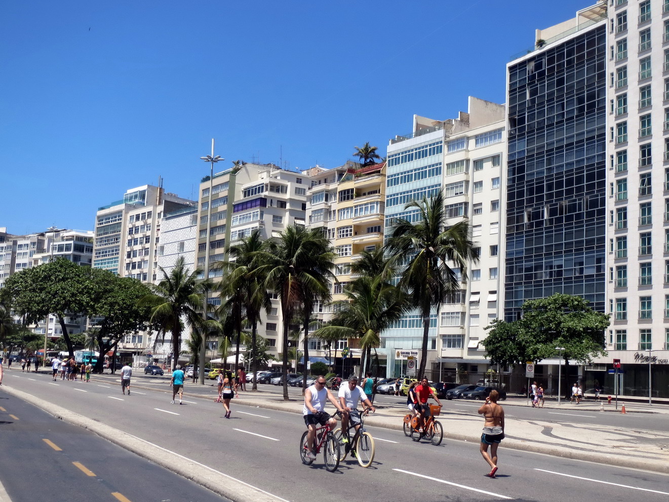 38. Plage de Copacabana, les avenues ont été libérées des voitures
