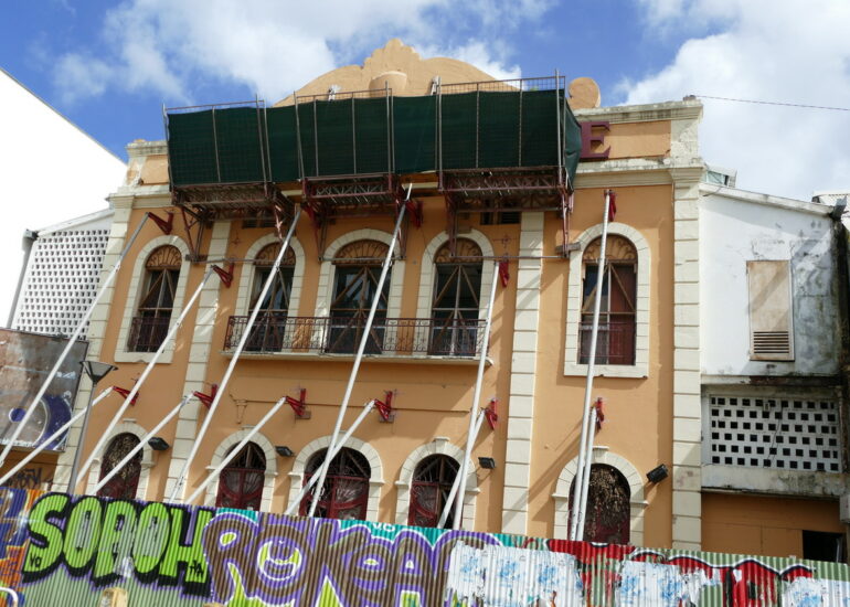 38. Pointe-à-Pitre ; le cinéma-théâtre en très mauvaise forme