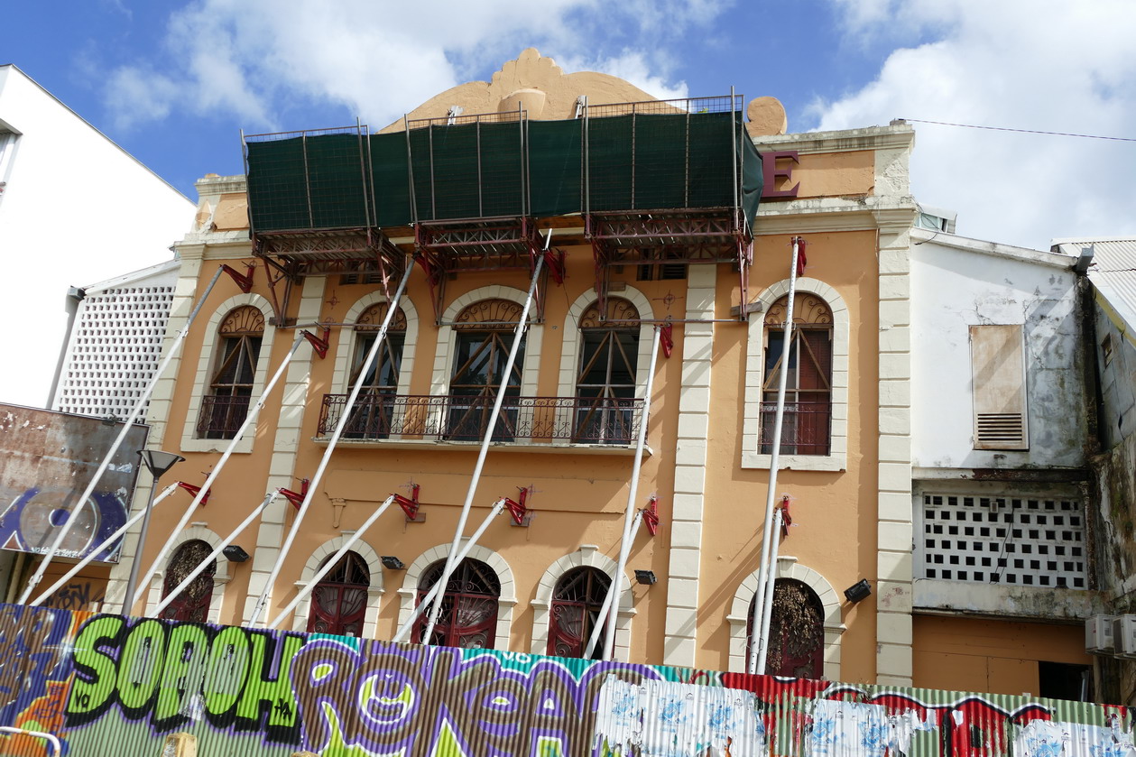 38. Pointe-à-Pitre ; le cinéma-théâtre en très mauvaise forme