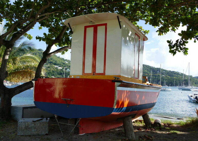 39. Bequia, Admiralty bay, un bateau local à haute cabine