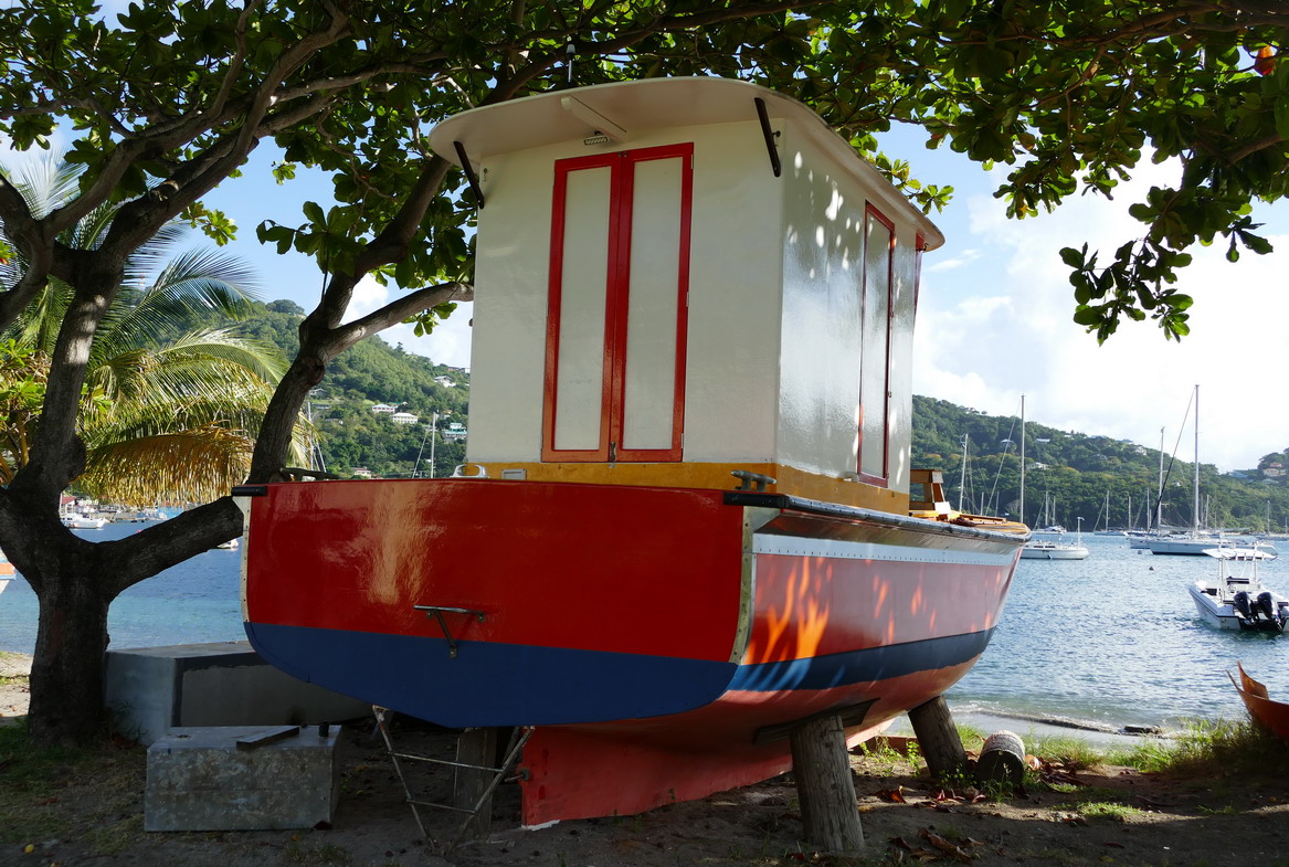 39. Bequia, Admiralty bay, un bateau local à haute cabine