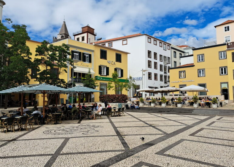 39. Madère, Funchal, la place Colombo