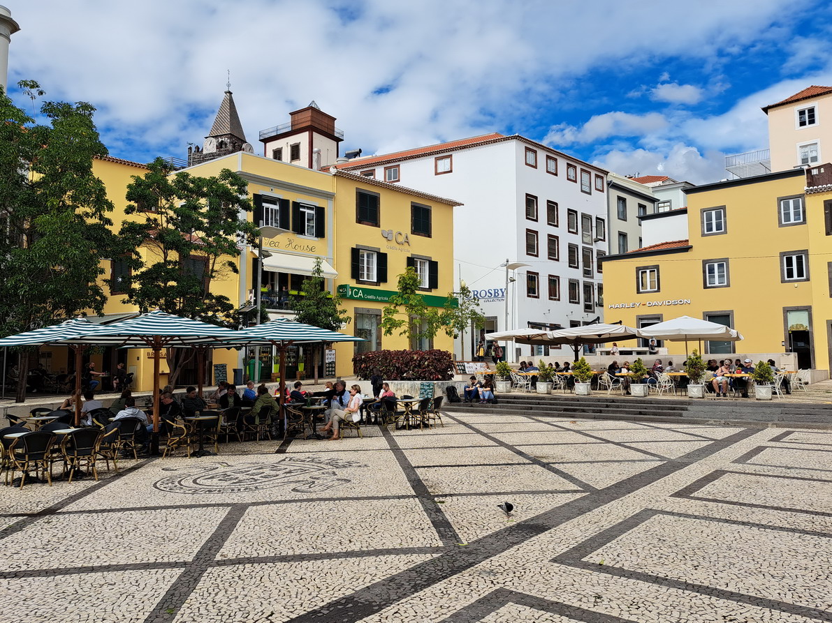 39. Madère, Funchal, la place Colombo