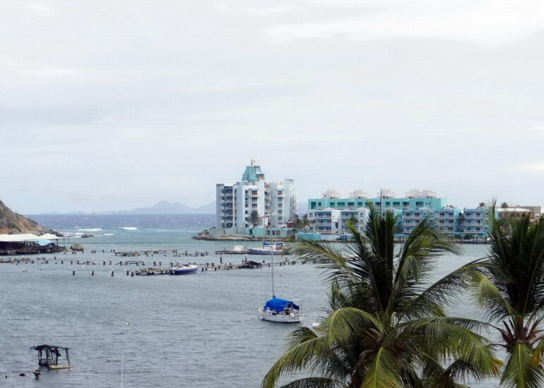 39. Oyster pond sur la côte orientale ; les immeubles sont à Sint Maarten, la marina soufflée par le cyclone est à St Martin