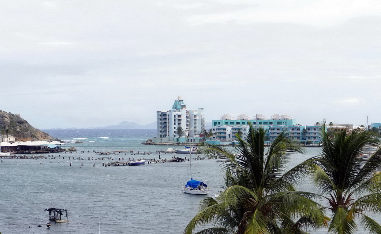 39. Oyster pond sur la côte orientale ; les immeubles sont à Sint Maarten, la marina soufflée par le cyclone est à St Martin