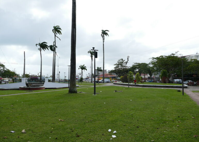 39. Pointe-à-Pitre ; la place de la Victoire