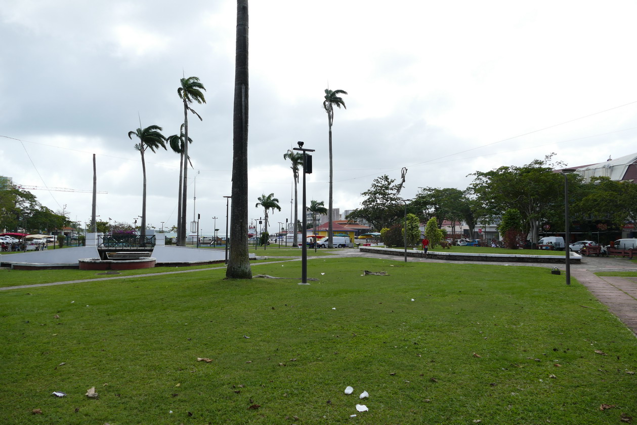 39. Pointe-à-Pitre ; la place de la Victoire