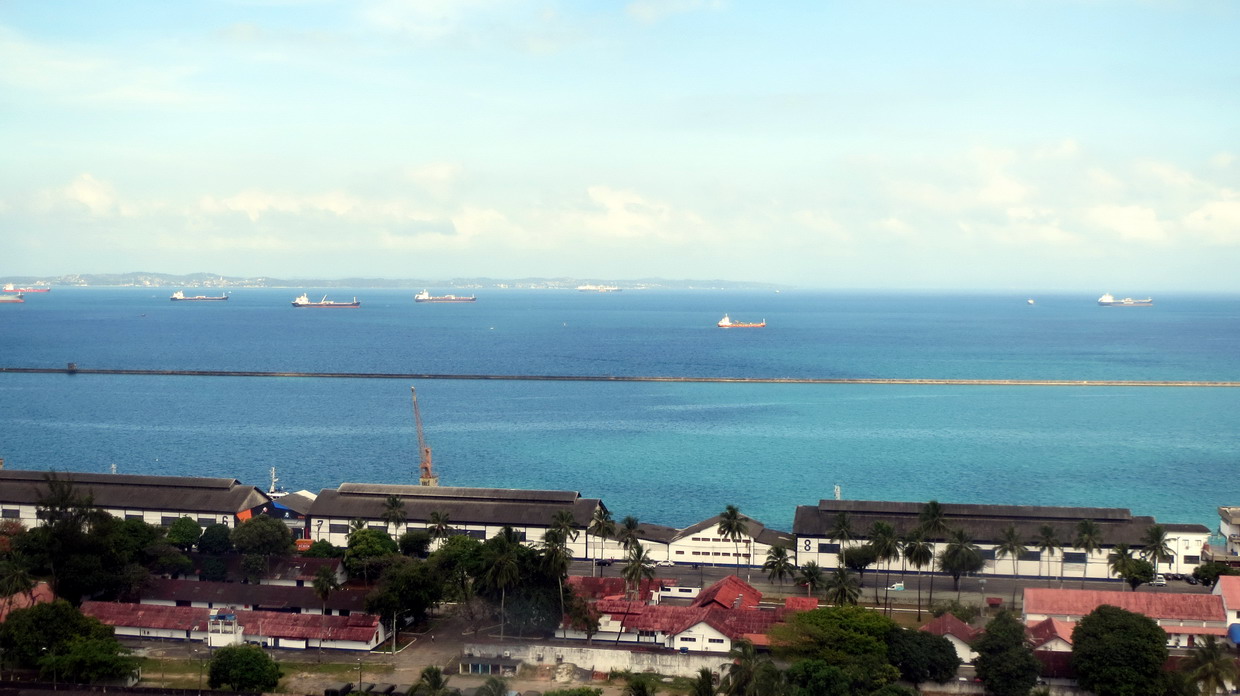 39. Vue vers la baie et les nombreux pétroliers en attente (l'économie ralentit aussi au Brésil)