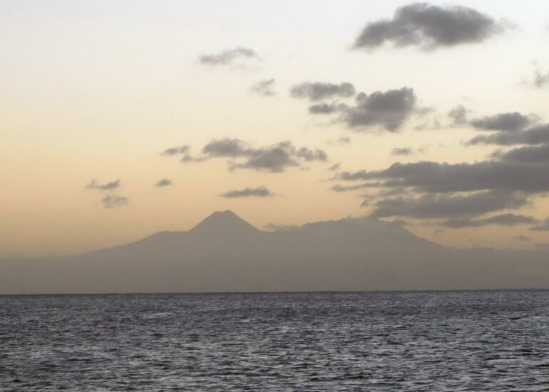 39. Vu de Tarrafal à 40 MN, la silhouette du volcan de Fogo (2829 m), le point culminant des îles du Cap Vert