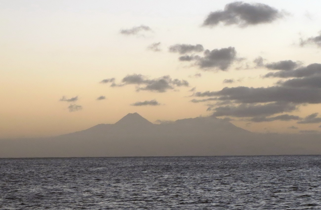 39. Vu de Tarrafal à 40 MN, la silhouette du volcan de Fogo (2829 m), le point culminant des îles du Cap Vert
