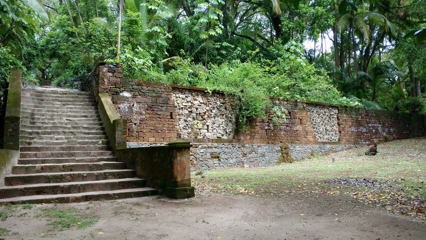 39. Île St Joseph, en montant vers le pénitencier