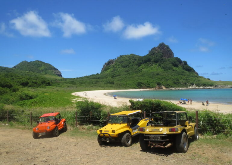 4. Les buggys devant la baia do Sueste (Parco nacionale marinho)