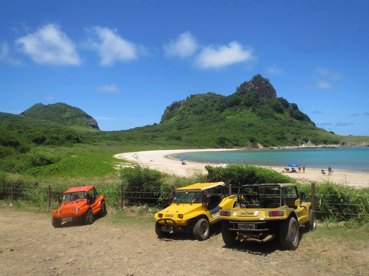 4. Les buggys devant la baia do Sueste (Parco nacionale marinho)