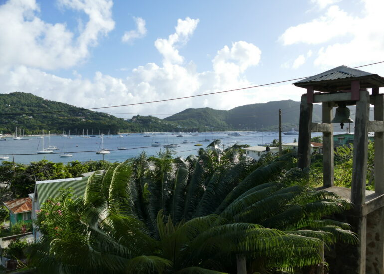 40. Bequia, Admiralty bay, de la petite église catholique en réfection sur la rive nord